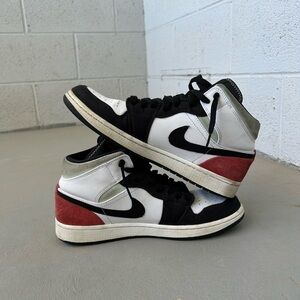 Retro Air Jordan 1s Classic Black White Red Hightop sneakers